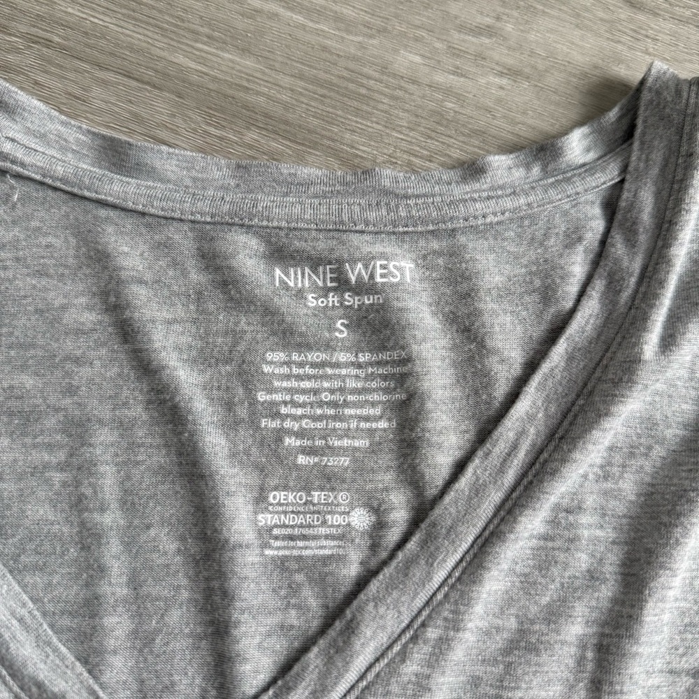 Nine West Light Gray V-Neck Short Sleeve Tee - Picture 2 of 2